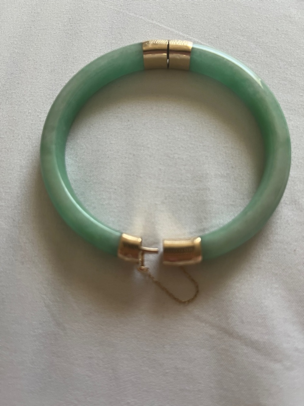 Chinese green jade hinged bangle bracelet often featuring 14K yellow gold - Picture 13 of 16